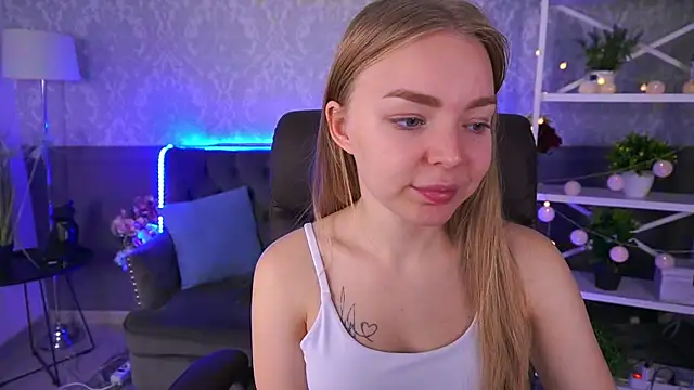 Snapshot of EmilySunshineS chatting on 10-22-25, 06:46 EmilySunshineS online show from 10-22-25, 06:46