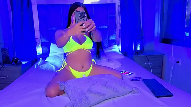 Snapshot of Mia_Oxford chatting on 10-11-25, 02:04 Mia Oxford online show from 10-11-25, 02:04