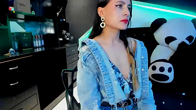 Coral Gibson online show from 03-07-25, 06:33