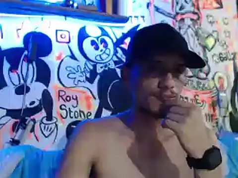 Snapshot of roystonee01 chatting on 09-18-25, 01:18 roystonee01 online show from 09-18-25, 01:18