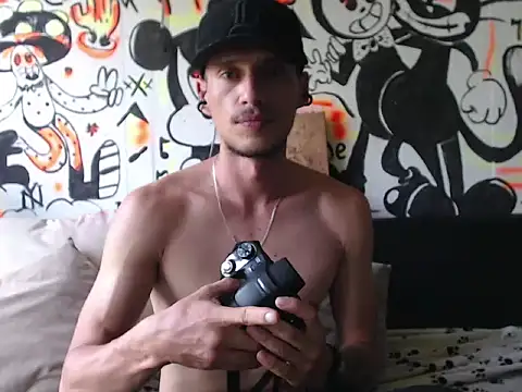 Snapshot of roystonee01 chatting on 09-24-25, 05:16 roystonee01 online show from 09-24-25, 05:16