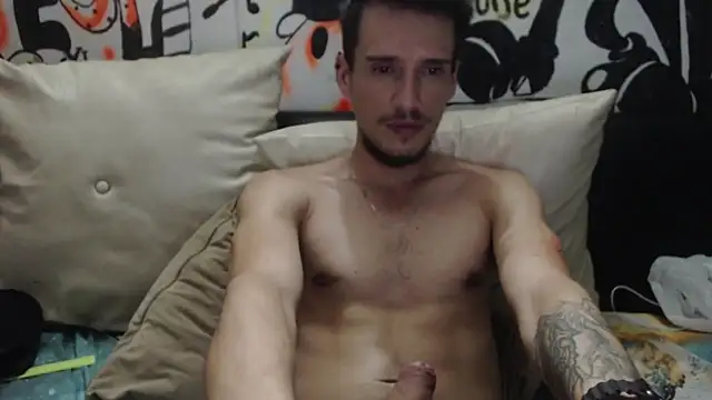 Snapshot of roystonee01 chatting on 10-18-25, 07:53 roystonee01 online show from 10-18-25, 07:53