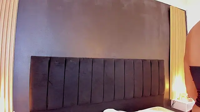 sweetsofia18 online show from 04-15-26, 11:16