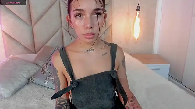 Mollymoon1 online show from 01-20-25, 08:07