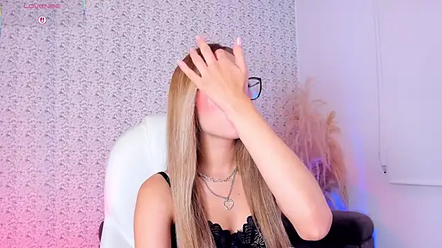 Snapshot of Sarajonnes chatting on 11-22-25, 04:28 Sarajonnes online show from 11-22-25, 04:28