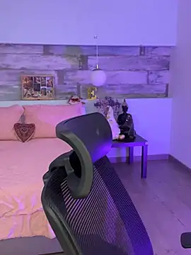 Alisha-Bond online show from 12-24-24, 12:11