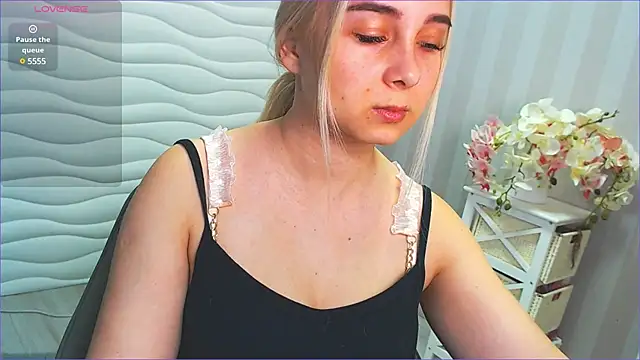 Snapshot of DolphinDreams chatting on 12-19-24, 10:02 DolphinDreams online show from 12-19-24, 10:02