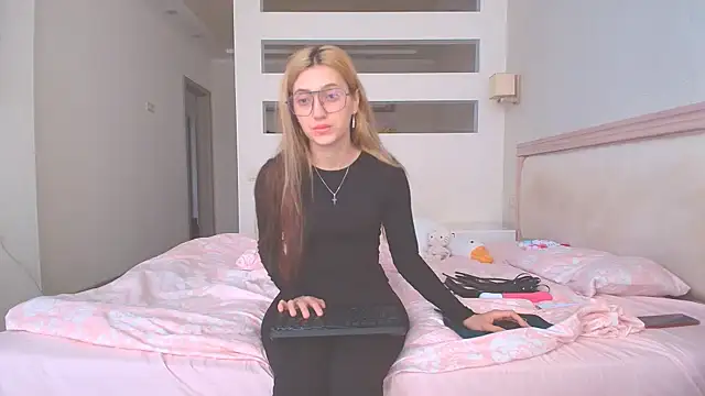 Snapshot of Iren chatting on 10-02-25, 10:44 Iren online show from 10-02-25, 10:44