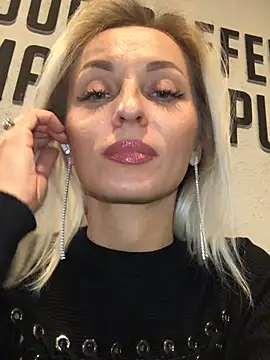 Diamond Bunny  online show from 02-25-25, 04:00