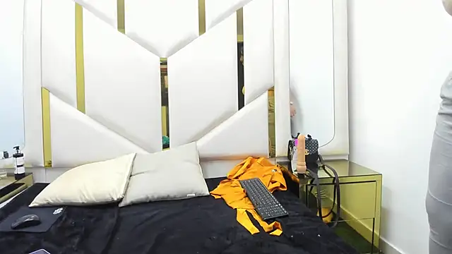 Snapshot of Criistaal_ chatting on 12-26-24, 07:24 Criistaal  online show from 12-26-24, 07:24