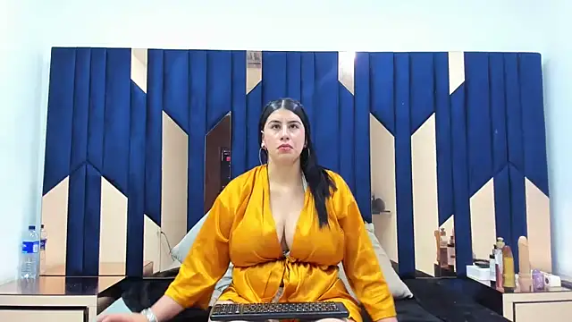 Snapshot of Criistaal_ chatting on 02-16-25, 08:21 Criistaal  online show from 02-16-25, 08:21