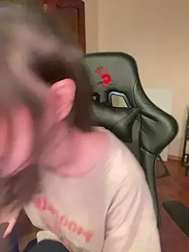 Snapshot of lalallalalaa- chatting on 02-06-25, 02:00 lalallalalaa- online show from 02-06-25, 02:00