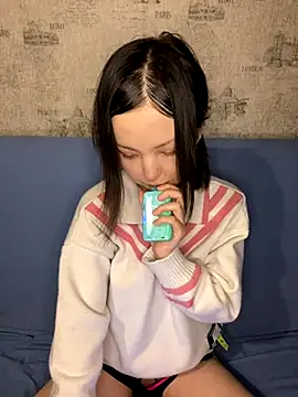 Snapshot of lalallalalaa- chatting on 11-21-25, 03:44 lalallalalaa- online show from 11-21-25, 03:44