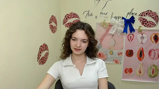 Snapshot of _SusieSu_ chatting on 12-23-24, 04:17  SusieSu  online show from 12-23-24, 04:17