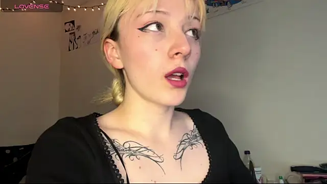 Snapshot of Cloe_five chatting on 10-16-25, 11:39 Cloe five online show from 10-16-25, 11:39