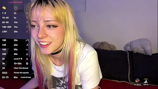 Snapshot of Cloe_five chatting on 10-22-25, 10:53 Cloe five online show from 10-22-25, 10:53