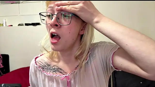 Snapshot of Cloe_five chatting on 11-21-25, 07:01 Cloe five online show from 11-21-25, 07:01