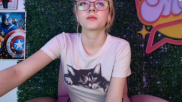 Snapshot of Cloe_five chatting on 12-15-25, 08:02 Cloe five online show from 12-15-25, 08:02