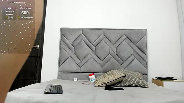 Snapshot of alicee_18 chatting on 01-09-25, 01:35 alicee 18 online show from 01-09-25, 01:35