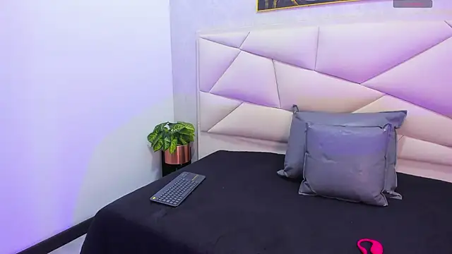 Snapshot of Vale_n_Matt chatting on 11-13-25, 01:48 Vale n Matt online show from 11-13-25, 01:48