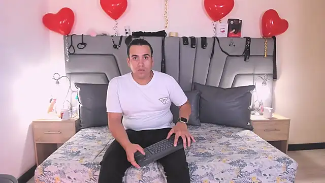 Snapshot of Vale_n_Matt chatting on 11-14-25, 03:38 Vale n Matt online show from 11-14-25, 03:38