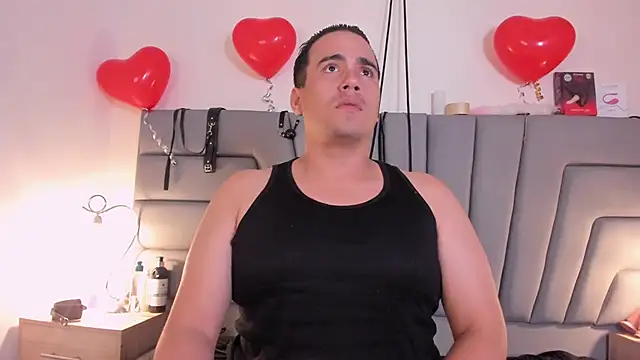 Snapshot of Vale_n_Matt chatting on 11-16-25, 03:50 Vale n Matt online show from 11-16-25, 03:50