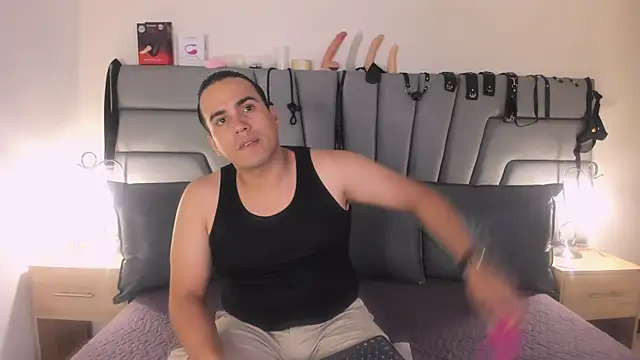 Snapshot of Vale_n_Matt chatting on 11-19-25, 03:39 Vale n Matt online show from 11-19-25, 03:39