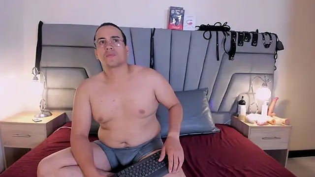 Snapshot of Vale_n_Matt chatting on 11-21-25, 03:49 Vale n Matt online show from 11-21-25, 03:49