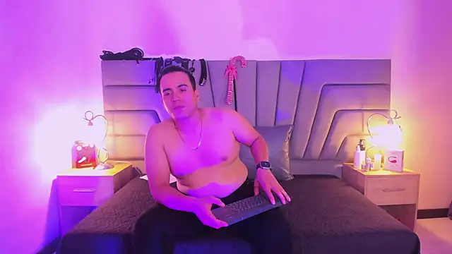 Snapshot of Vale_n_Matt chatting on 12-16-25, 03:44 Vale n Matt online show from 12-16-25, 03:44