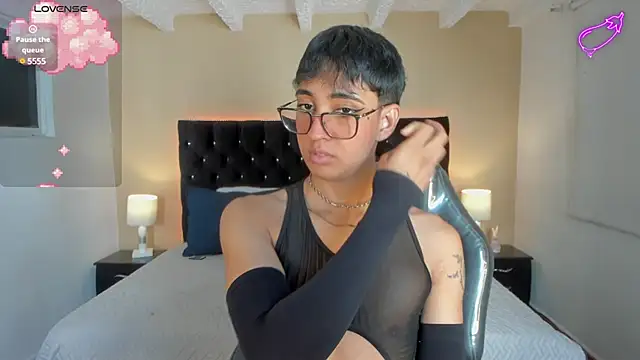 Snapshot of Dark_hairy_ chatting on 03-07-25, 02:01 Dark hairy online show from 03-07-25, 02:01