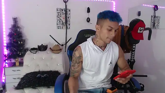 Snapshot of Leonard_Price chatting on 02-05-25, 03:45 Leonard Price online show from 02-05-25, 03:45