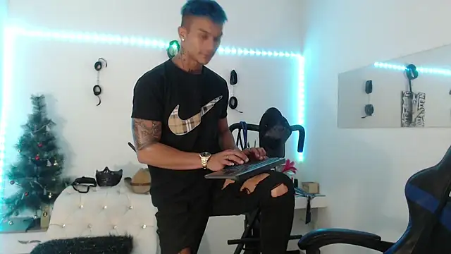 Snapshot of Leonard_Price chatting on 02-07-25, 02:37 Leonard Price online show from 02-07-25, 02:37