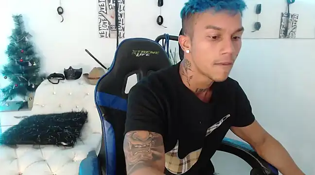 Snapshot of Leonard_Price chatting on 02-07-25, 05:40 Leonard Price online show from 02-07-25, 05:40