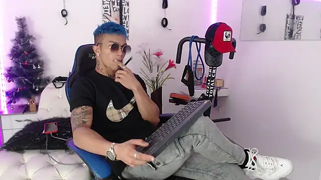 Snapshot of Leonard_Price chatting on 02-08-25, 03:21 Leonard Price online show from 02-08-25, 03:21