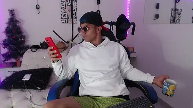 Snapshot of Leonard_Price chatting on 02-09-25, 03:22 Leonard Price online show from 02-09-25, 03:22