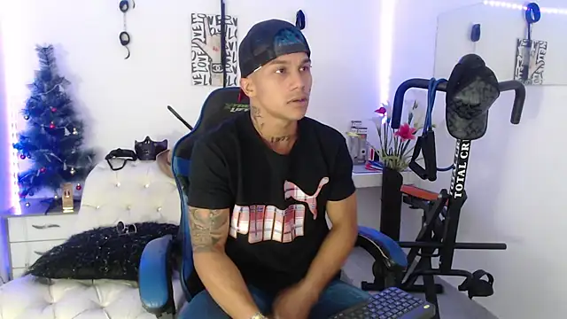 Snapshot of Leonard_Price chatting on 02-10-25, 03:53 Leonard Price online show from 02-10-25, 03:53