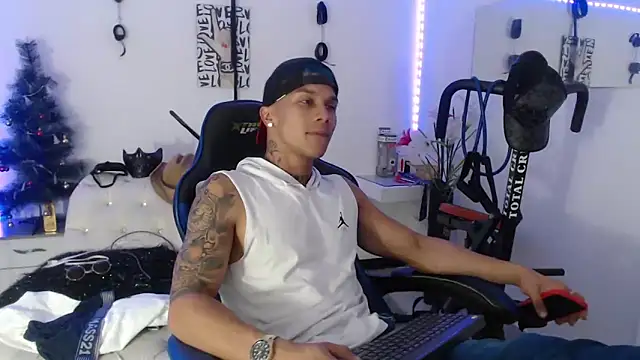 Snapshot of Leonard_Price chatting on 02-11-25, 06:19 Leonard Price online show from 02-11-25, 06:19