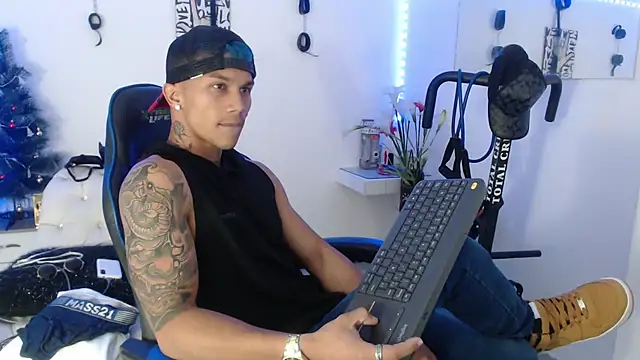 Snapshot of Leonard_Price chatting on 02-11-25, 03:51 Leonard Price online show from 02-11-25, 03:51