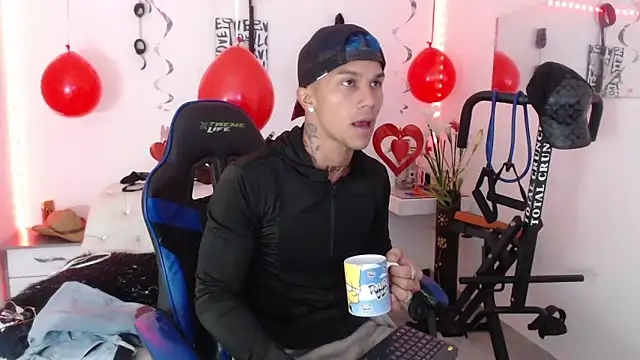 Snapshot of Leonard_Price chatting on 02-13-25, 05:26 Leonard Price online show from 02-13-25, 05:26