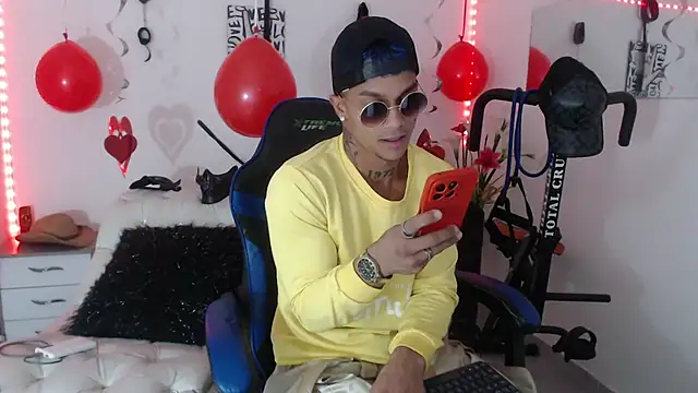 Snapshot of Leonard_Price chatting on 02-14-25, 03:22 Leonard Price online show from 02-14-25, 03:22