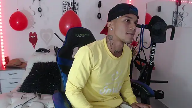 Snapshot of Leonard_Price chatting on 02-14-25, 10:14 Leonard Price online show from 02-14-25, 10:14