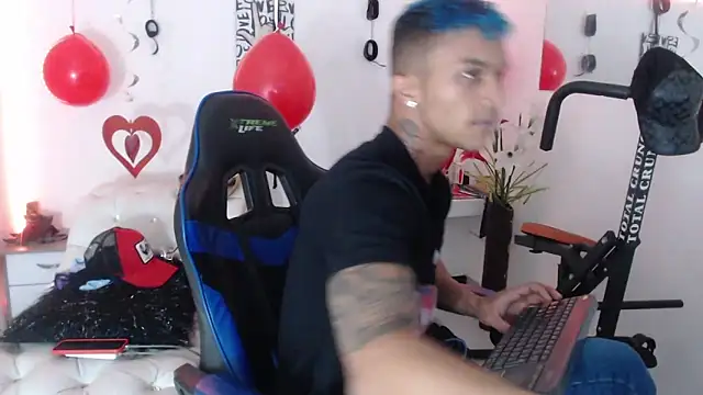 Snapshot of Leonard_Price chatting on 02-18-25, 02:27 Leonard Price online show from 02-18-25, 02:27