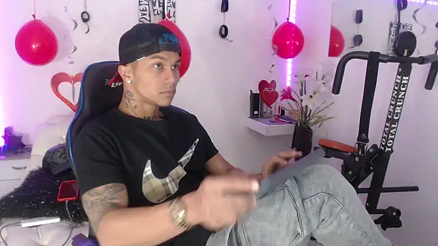 Snapshot of Leonard_Price chatting on 02-19-25, 07:59 Leonard Price online show from 02-19-25, 07:59