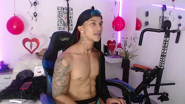 Snapshot of Leonard_Price chatting on 02-20-25, 02:07 Leonard Price online show from 02-20-25, 02:07