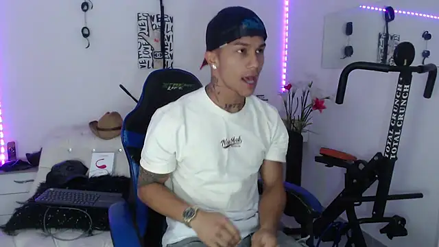 Snapshot of Leonard_Price chatting on 02-20-25, 03:30 Leonard Price online show from 02-20-25, 03:30