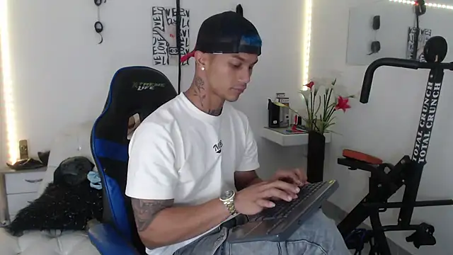 Snapshot of Leonard_Price chatting on 02-21-25, 03:34 Leonard Price online show from 02-21-25, 03:34