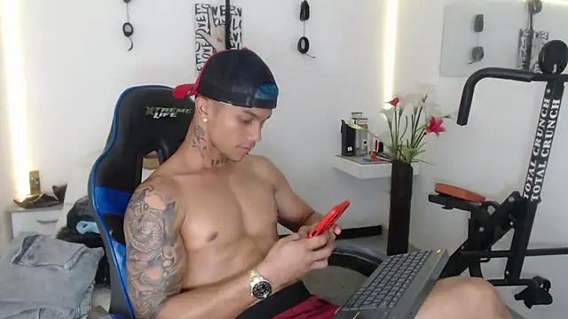 Snapshot of Leonard_Price chatting on 02-21-25, 09:00 Leonard Price online show from 02-21-25, 09:00