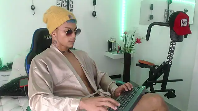 Snapshot of Leonard_Price chatting on 02-22-25, 02:06 Leonard Price online show from 02-22-25, 02:06