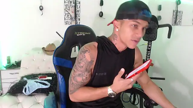 Snapshot of Leonard_Price chatting on 02-23-25, 01:57 Leonard Price online show from 02-23-25, 01:57