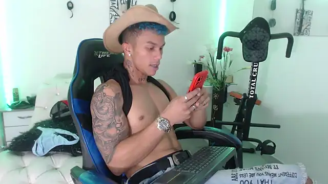 Snapshot of Leonard_Price chatting on 02-23-25, 05:01 Leonard Price online show from 02-23-25, 05:01